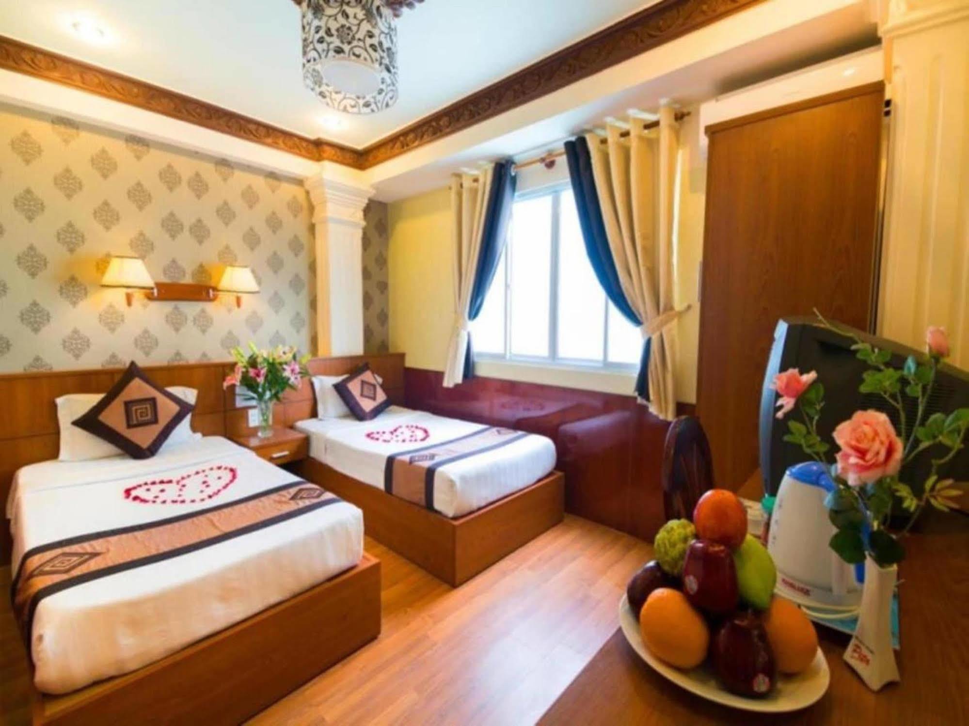 Cosmo Square Hotel Ho Chi Minh City Exterior photo