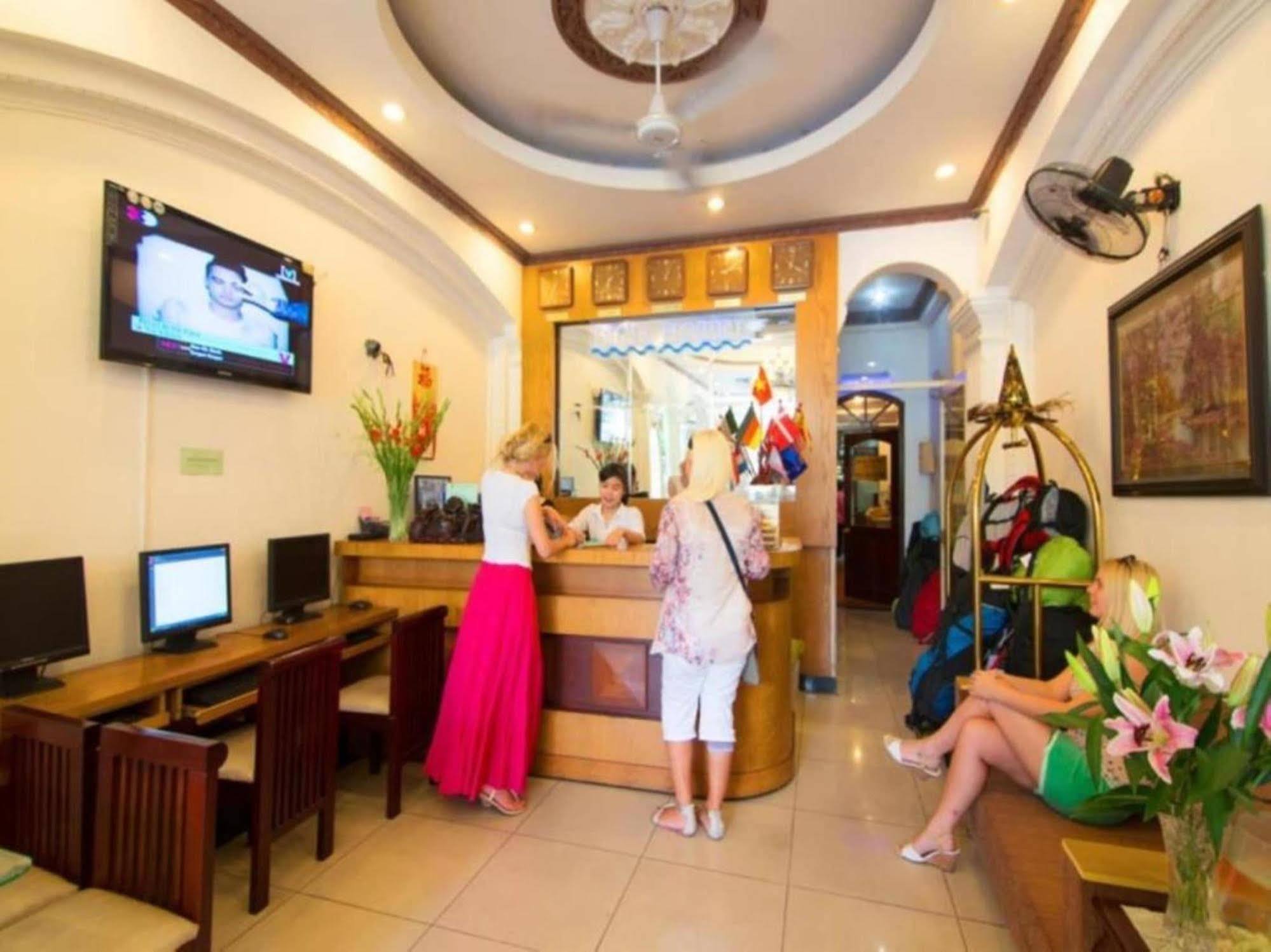 Cosmo Square Hotel Ho Chi Minh City Exterior photo